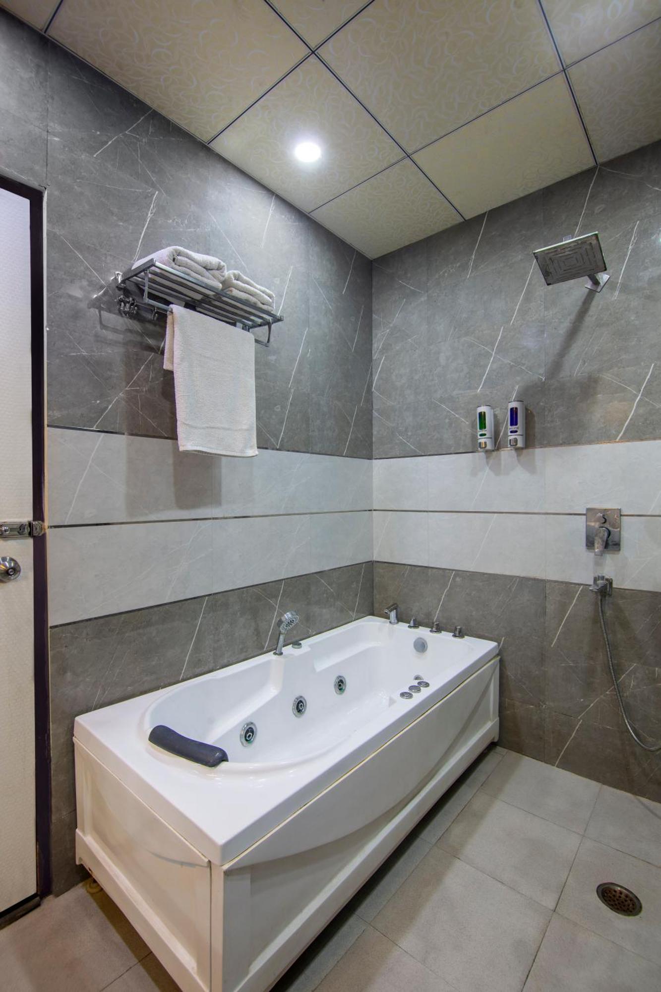 Shree Jee Hotel - Nit Faridabad Exterior photo